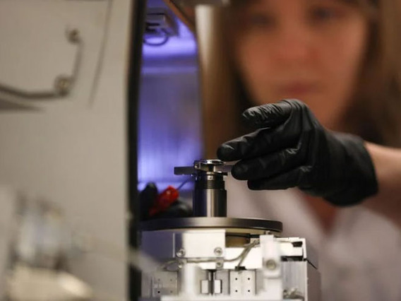 Zoe Zeszut opens chamber to add sample